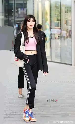 腰线展示窈窕之美,敢露腰线的美女,都是对身材颇有自信的