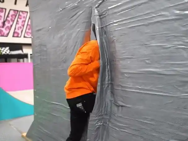 一个获得2000美金的挑战任务,只需打破100层布基胶带粘成的墙.