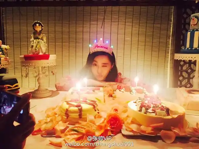 范冰冰生日会照片曝光 李晨搂准岳母亲密合影献吻女友