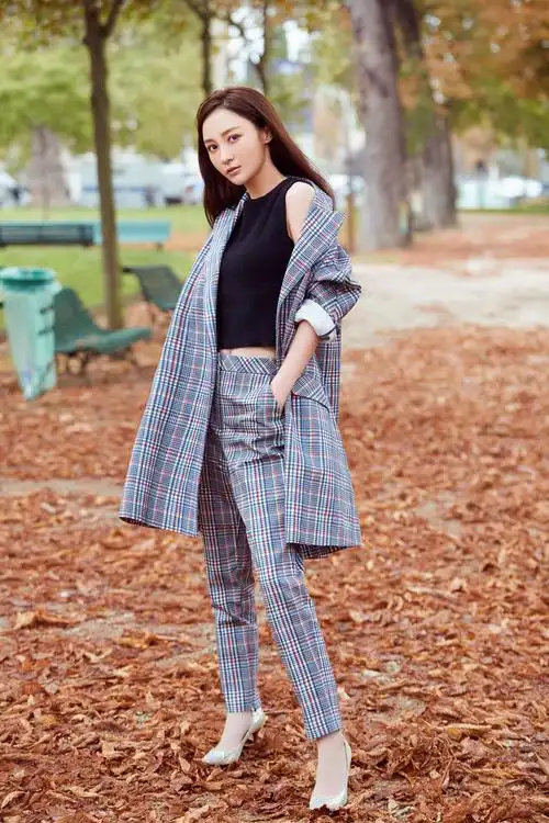 姚笛时尚写真曝光简约率性漫步巴黎街头