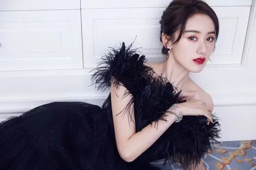 袁冰妍露肩黑羽短裙亮相某品牌开幕活动 迷人锁骨强势吸睛