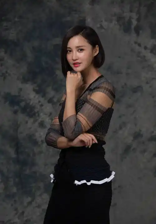 优雅气质女神张歆艺白边黑裙_时尚_衣服_白色