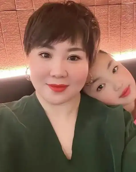 刘能妻子李琳晒全家福,被网友吐槽不如前妻好看,本人给出回应