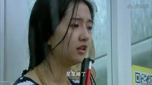 你是我的眼:众人捧邱雪花上台唱歌,她还不好意思了,模样真可爱