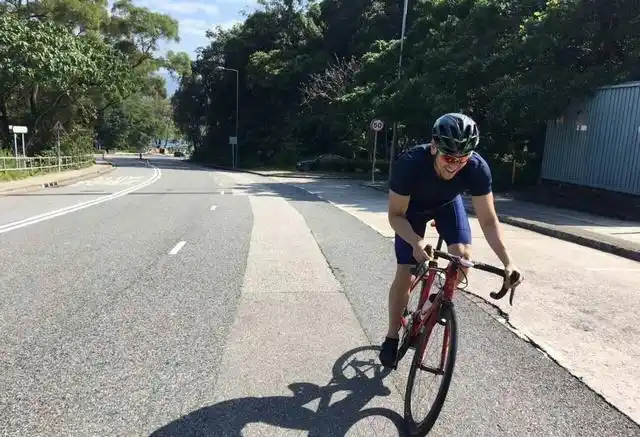 除此之外,剧组还将演员拉到室外训练,做像搬轮胎,拉铁链这样的训练.