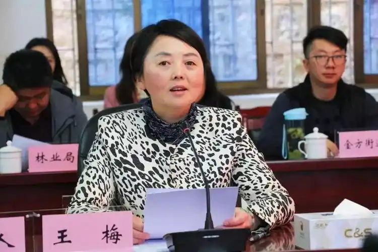 签约仪式后,安宁市政府副市长王梅,职教基地管委会副主任陈锦良召集