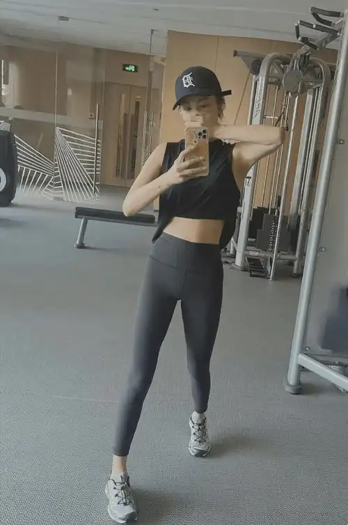 女神张雨绮晒居家健身照穿紧身衣瘦成一道闪电大脚丫像男人