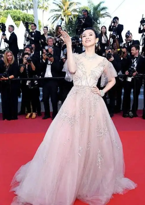 章子怡和汪峰的恋情被曝光,两人也在同年底的时候举行了婚礼