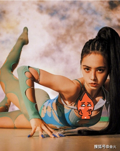 41岁蔡依林身材火辣!俯卧在地秀傲人上围,衣服破洞露大片肌肤