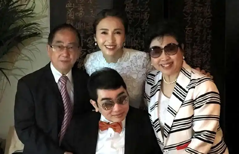 黎姿与3女儿合影犹如四姐妹孩子入读最贵私校学习中华文化