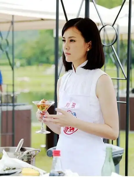 刘孜为相亲宴身着白色旗袍 坦言现在很幸福