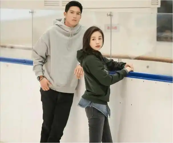 王子文前男友国外坐公交,变黑变壮认不出,工作造假还想找女友