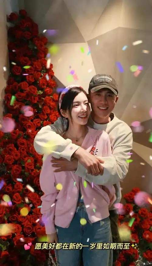 杜淳妻子王灿晒老公42岁生日照甜蜜告白生日快乐