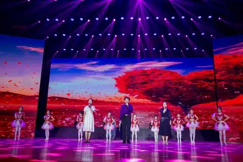 南关小学带来的情景剧诗朗诵《我是校园里的一棵树》,愿为你遮风挡雨