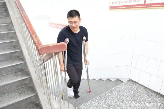 感人!淅川二高,毕业班老师拄着双拐为孩子们上课