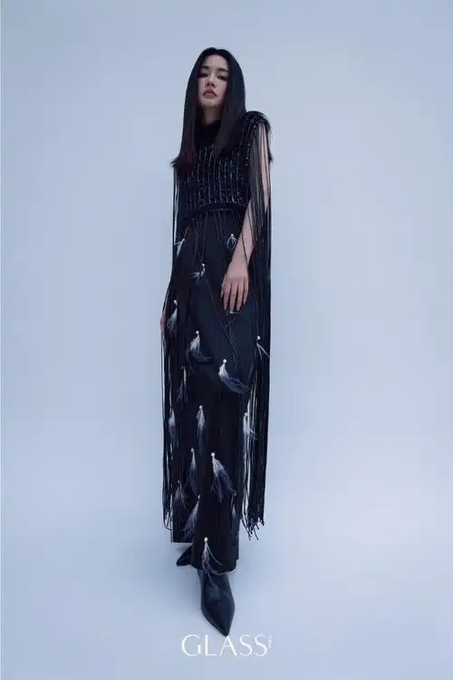 迎来了演员李沁的首登亮相 ,刚结束完 fendi 秋冬高定大秀的行程由眄