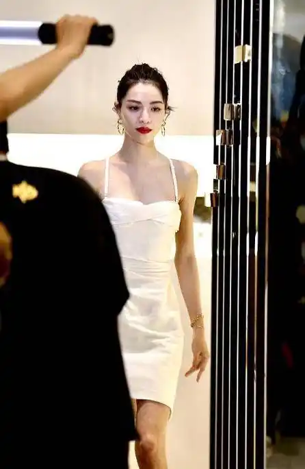 最近,由钟楚曦和谭松韵主演的电影八月未央受到了热捧.