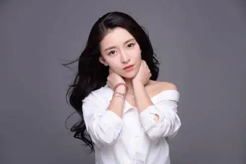 没错,她就是现在非诚勿扰台上的新晋女神,她在台上也有一段时间了,但