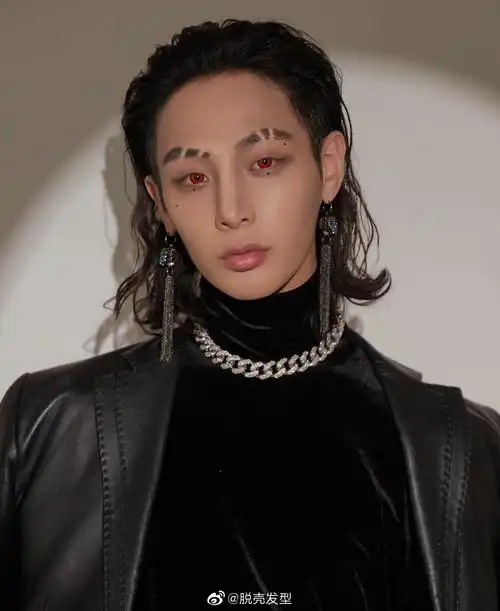 颇有朋克摇滚范儿的男生无刘海的大背头长发发型