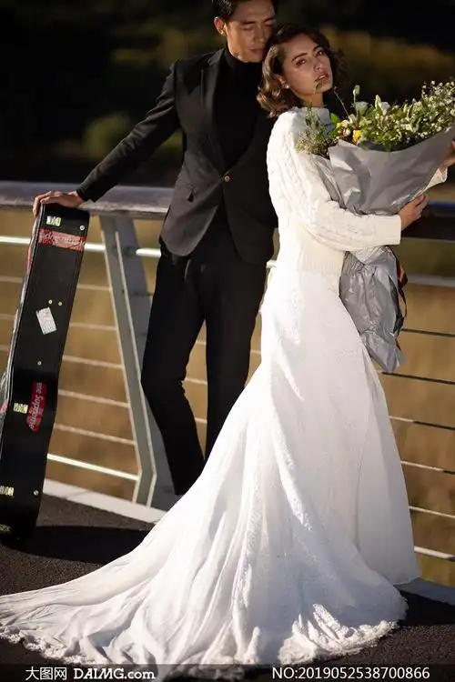 抱着一大束鲜花的美女婚纱摄影原片