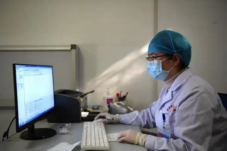 1月19日,陕西师范大学学府医院呼吸科医生喻永萍在内科诊室工作.