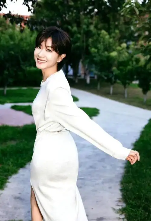 对万茜在电影《学爸》中饰演的"火嫂"的初步印象及反思