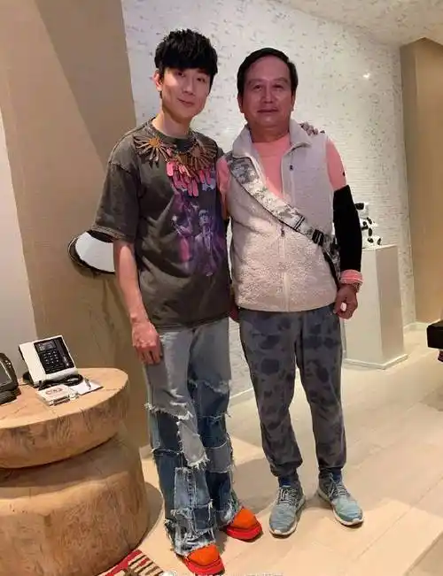 林书豪带爸爸看林俊杰演唱会 后台分别合照留念-上游新闻 汇聚向上的