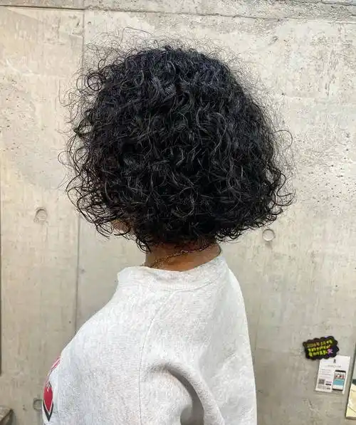 女士发型别乱剪,羊毛卷波波头真不错,洋气又时尚有型