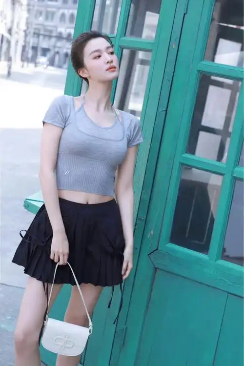 王楚然 白白的,身材也好__财经头条