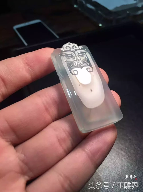 玉雕名家吴秋强翡翠仿古:简约清秀,古色古韵