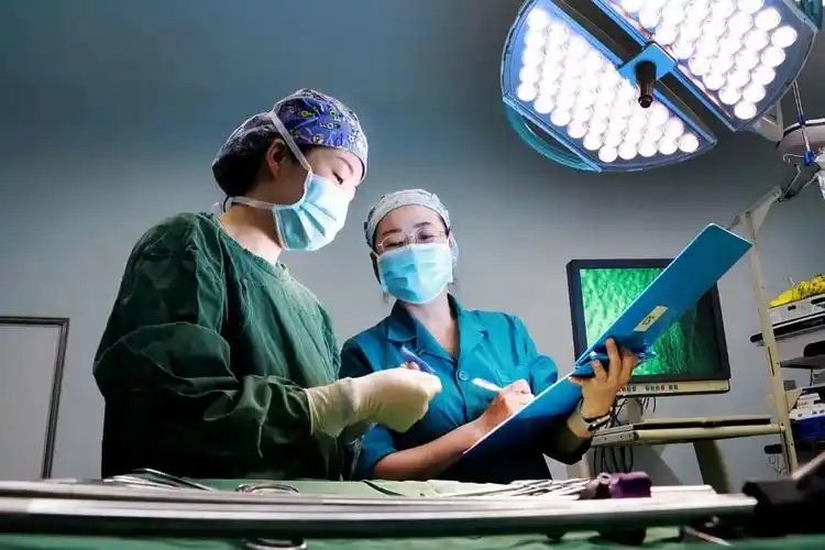 5月10日,河西学院附属张掖人民医院手术室的护士进行术前各类手术器械