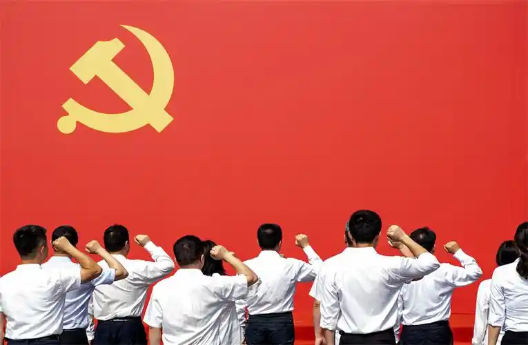 面向党旗,他们庄严宣誓