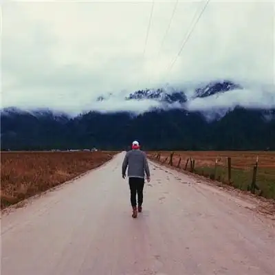 青春洋溢的男生背影微信头像