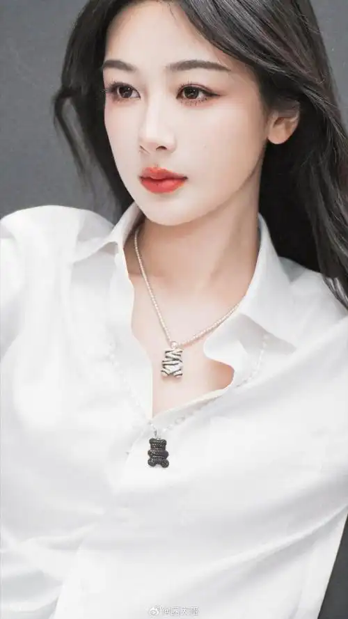 杨紫唐装侧颜路透##杨紫国色芳华最新路透图