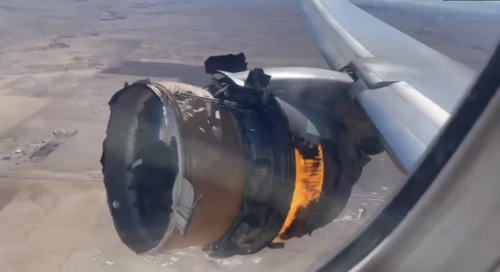 视频截图大块机身碎片掉落居民区cnn报道称,飞机上共有231名乘客和10