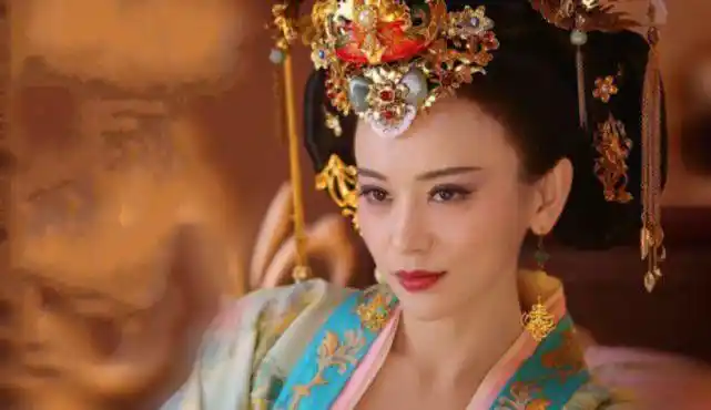 也凭借出色演技演绎出王玉燕从太子妃升职成皇后的传奇一生