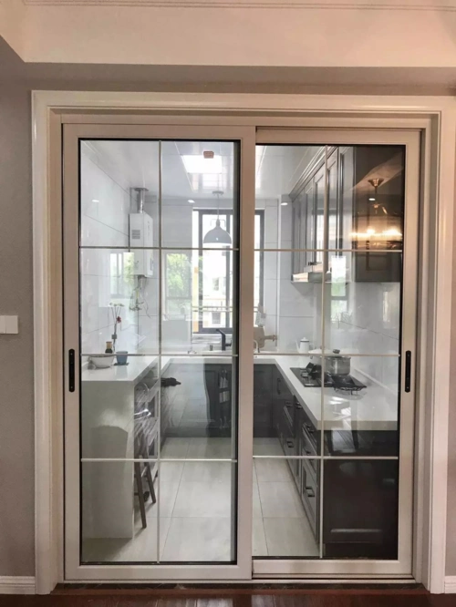 则以白色的搭配,呈现出一个优雅高档的氛围橱柜,餐边柜,厨房门都采用