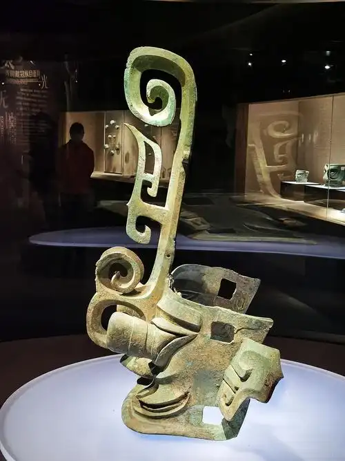 戴冠纵目青铜面具.