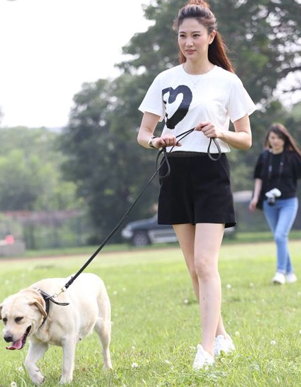 《警花与警犬》里的侯梦莎,生活照依旧美艳动人