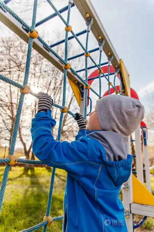 孩子在户外儿童游乐场玩耍