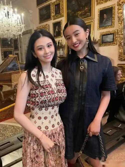 邱淑贞女儿意大利看展,印花长裙掩不住好身材,美貌完美遗传妈妈_沈月