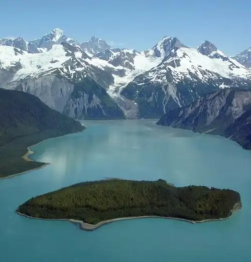 p>立图亚湾(lituya bay)是一个位于美国阿拉斯加州的峡湾,长14.