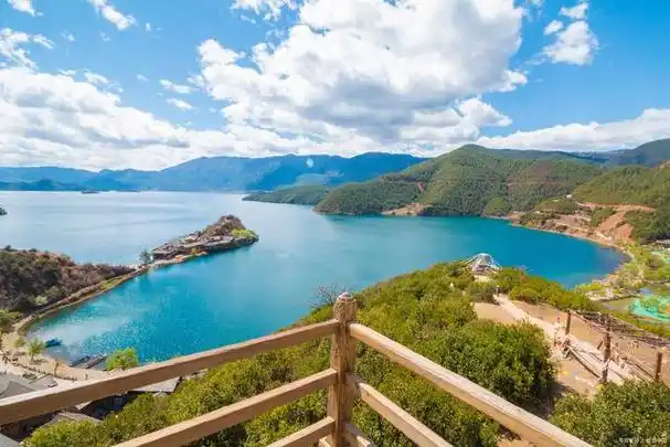 洱海周边有着丰富的自然景观和人文景观,包括洱源