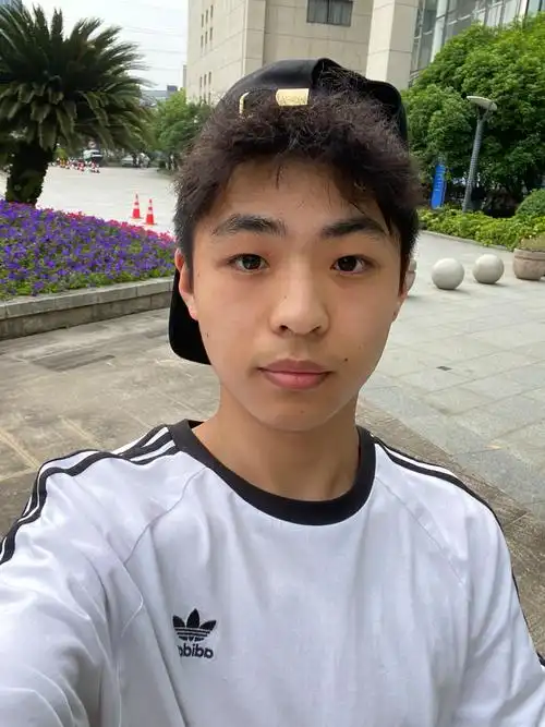 素颜普通男大学生,出校门喽!