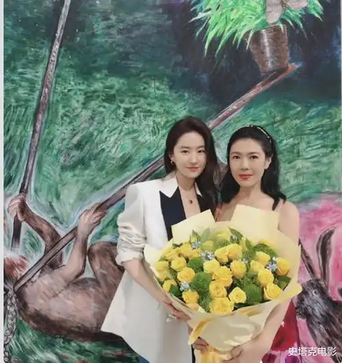 36岁刘亦菲被偶遇:从远处看「大长腿」太吸睛,和素人合照美得有壁