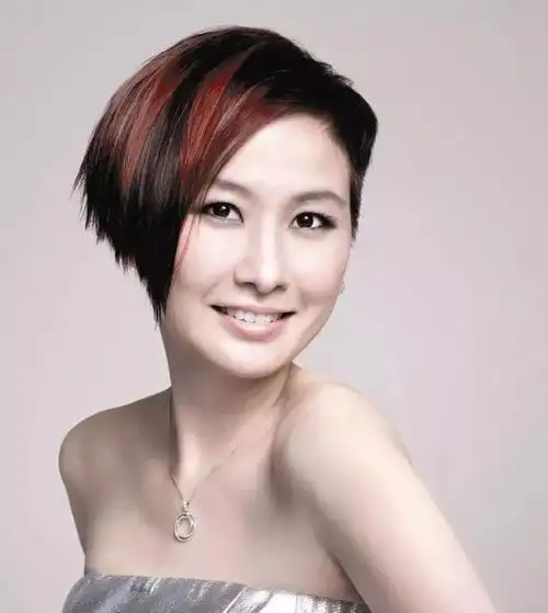 1971年10月4日出生于香港,中国香港女歌手,演员