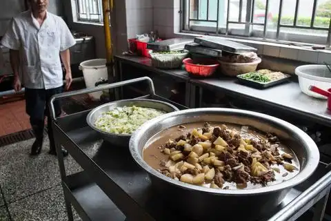 8月15日,深圳第三看守所,食堂为在押人员提供的餐食,每名羁押人员的