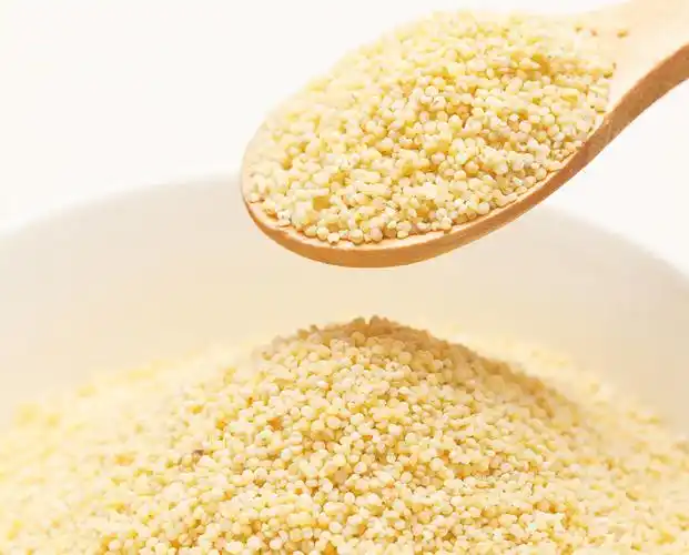 黑龙江小米主产区是典型的沙土地,产出的小米粒大色黄,味美醇香.