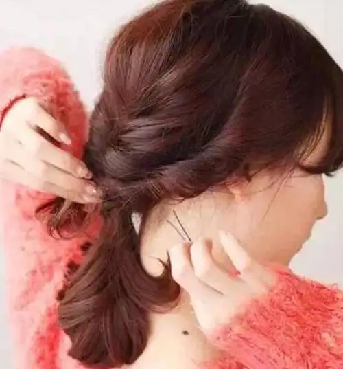 早晨上班没时间扎头发?这样扎省时又好看!