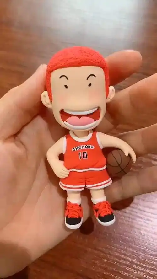 怎样用粘土做打篮球的男孩?